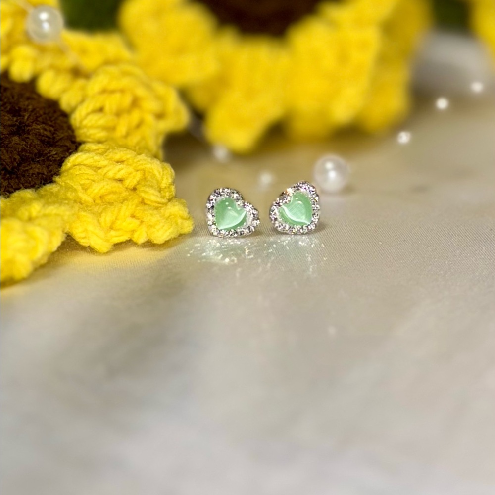 Elegant Silver and Green Heart Stud Earrings silver 925
